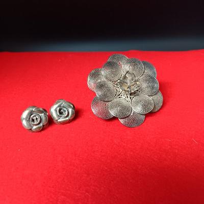 MEXICO SILVER FILIGREE FLORAL BROOCH AND STERLING CLIP ON EARRINGS 30.82g