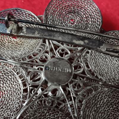 MEXICO SILVER FILIGREE FLORAL BROOCH AND STERLING CLIP ON EARRINGS 30.82g