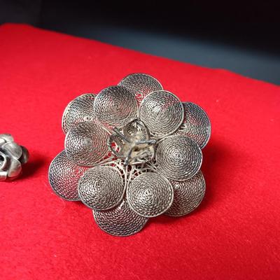 MEXICO SILVER FILIGREE FLORAL BROOCH AND STERLING CLIP ON EARRINGS 30.82g