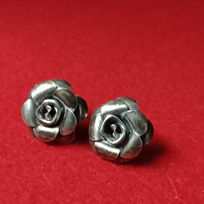 MEXICO SILVER FILIGREE FLORAL BROOCH AND STERLING CLIP ON EARRINGS 30.82g