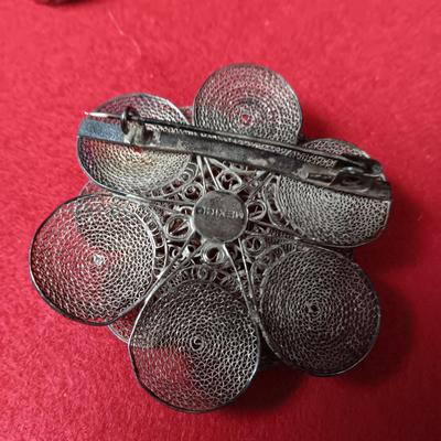 MEXICO SILVER FILIGREE FLORAL BROOCH AND STERLING CLIP ON EARRINGS 30.82g