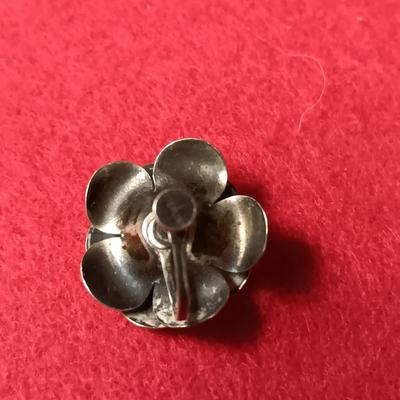 MEXICO SILVER FILIGREE FLORAL BROOCH AND STERLING CLIP ON EARRINGS 30.82g