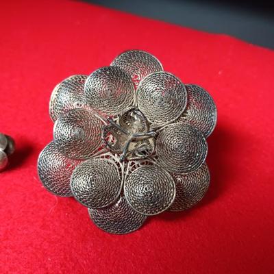 MEXICO SILVER FILIGREE FLORAL BROOCH AND STERLING CLIP ON EARRINGS 30.82g