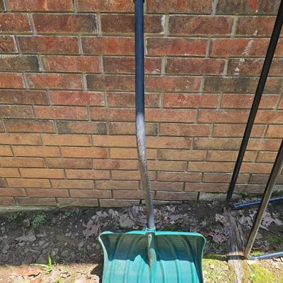 Snow shovel