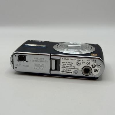 LOT 55D: Panasonic Lumix DMC-FX07 Digital Camera