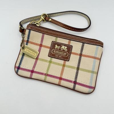 LOT 68D: Coach Wristlet