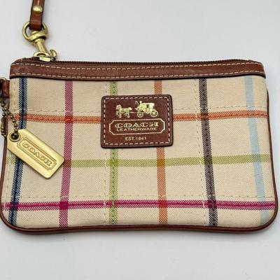 LOT 68D: Coach Wristlet