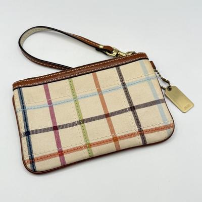 LOT 68D: Coach Wristlet
