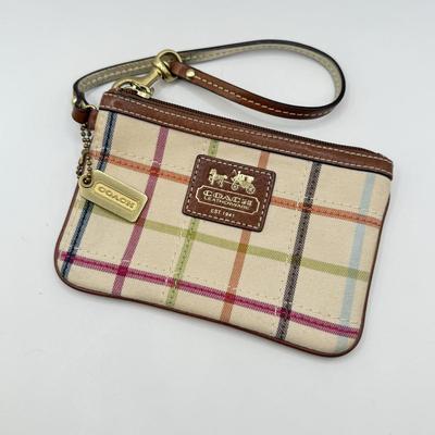LOT 68D: Coach Wristlet