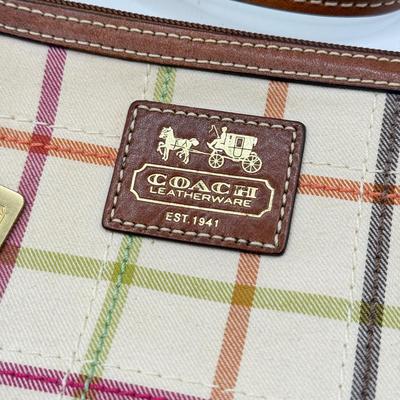 LOT 68D: Coach Wristlet