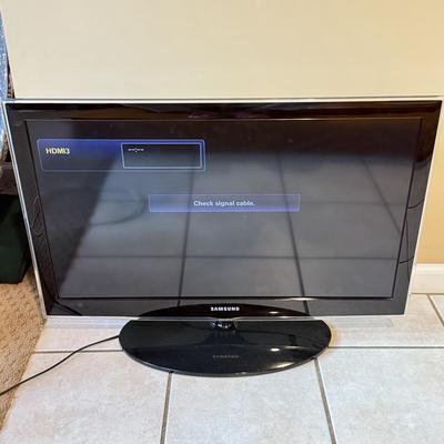 LOT 78F: Samsung 32” TV Model UN32C4000PD