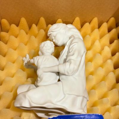 LOT 108D: Limited Edition 1102/7500 Kaiser Porcelain G Bochmann “Mother and Child” Figurine w/ Box