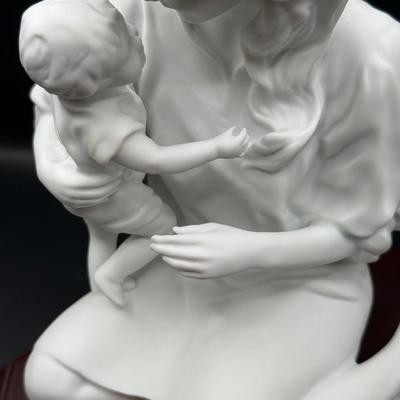 LOT 109D: Limited Edition 4918/7500 Kaiser Porcelain G Bochmann “Mother and Child” Figurine w/ Box