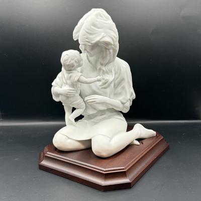 LOT 109D: Limited Edition 4918/7500 Kaiser Porcelain G Bochmann “Mother and Child” Figurine w/ Box