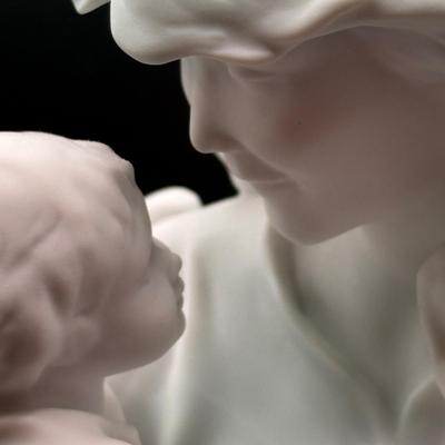LOT 109D: Limited Edition 4918/7500 Kaiser Porcelain G Bochmann “Mother and Child” Figurine w/ Box