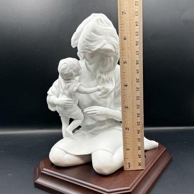 LOT 109D: Limited Edition 4918/7500 Kaiser Porcelain G Bochmann “Mother and Child” Figurine w/ Box