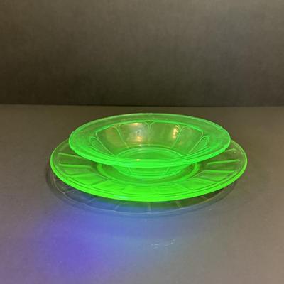 LOT 116W: Matching Vintage Uranium Glass Bowls & Plates