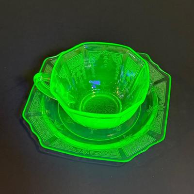 LOT 118W: Vintage Uranium Glass Teacups & Saucers