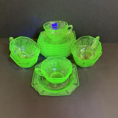 LOT 118W: Vintage Uranium Glass Teacups & Saucers