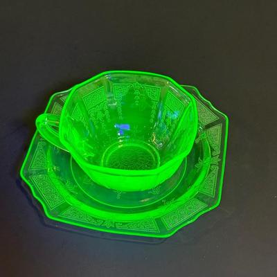 LOT 118W: Vintage Uranium Glass Teacups & Saucers