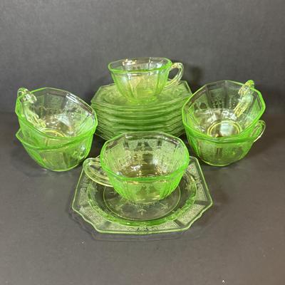 LOT 118W: Vintage Uranium Glass Teacups & Saucers