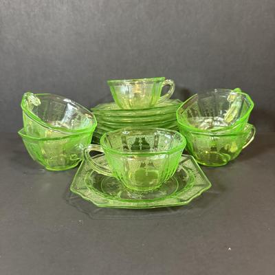 LOT 118W: Vintage Uranium Glass Teacups & Saucers