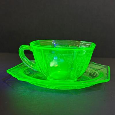 LOT 118W: Vintage Uranium Glass Teacups & Saucers