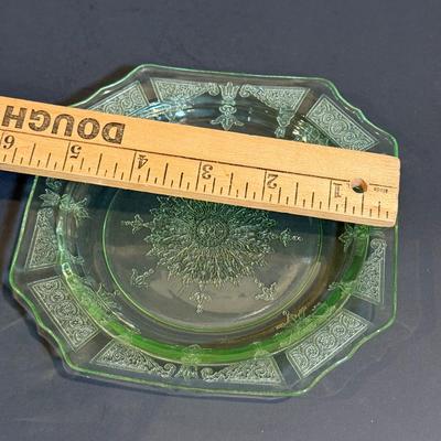 LOT 118W: Vintage Uranium Glass Teacups & Saucers