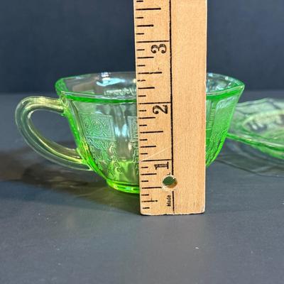 LOT 118W: Vintage Uranium Glass Teacups & Saucers