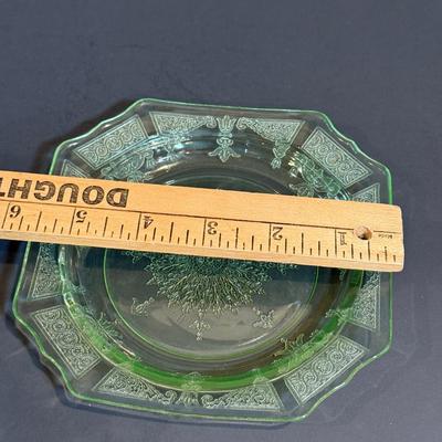 LOT 118W: Vintage Uranium Glass Teacups & Saucers