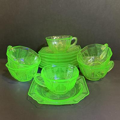 LOT 118W: Vintage Uranium Glass Teacups & Saucers