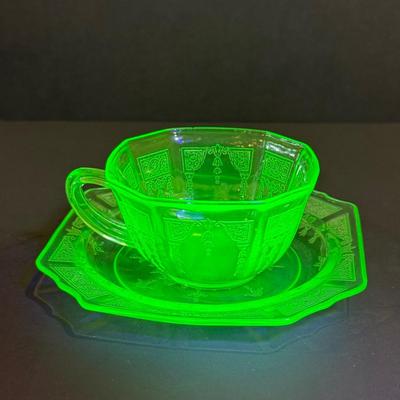 LOT 118W: Vintage Uranium Glass Teacups & Saucers