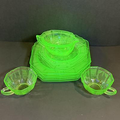 LOT 120K: Chipped Pieces of Vintage Uranium Glass - Great for Crafting!