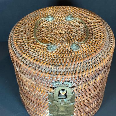 LOT 141W: Antique 19th Century Chinese Familie Teapot w/ Travel Basket