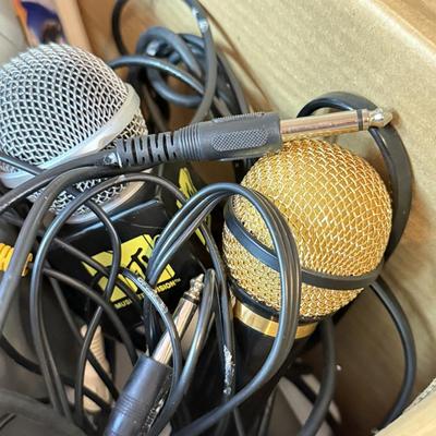 LOT 144W: MTV Karaoke Machine w/ Box, 2 Microphones & CDs