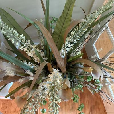 LOT 156D: Beautiful Faux Floral Centerpiece