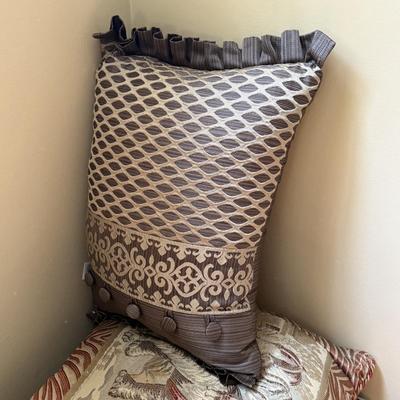 LOT 160U: Beautiful Pillows & Blankets
