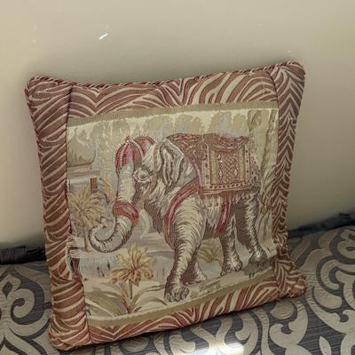 LOT 160U: Beautiful Pillows & Blankets