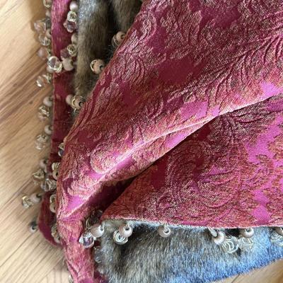 LOT 160U: Beautiful Pillows & Blankets