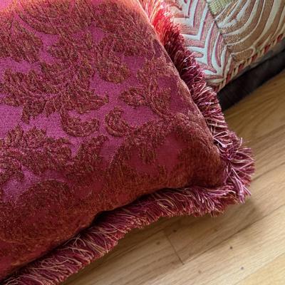 LOT 160U: Beautiful Pillows & Blankets