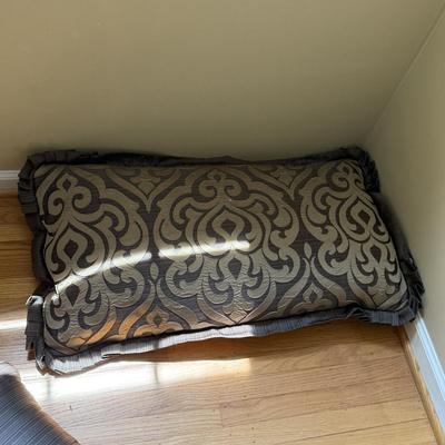 LOT 160U: Beautiful Pillows & Blankets