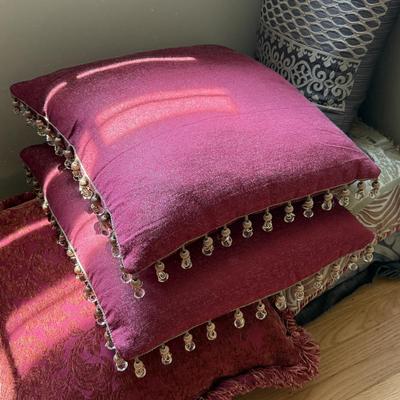 LOT 160U: Beautiful Pillows & Blankets