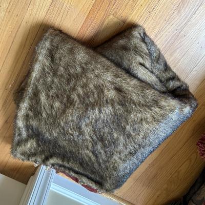 LOT 160U: Beautiful Pillows & Blankets