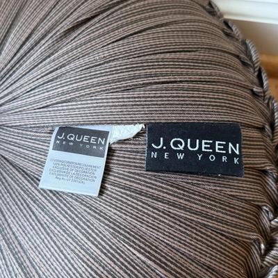 LOT 160U: Beautiful Pillows & Blankets