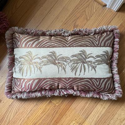 LOT 160U: Beautiful Pillows & Blankets