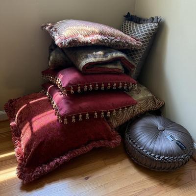 LOT 160U: Beautiful Pillows & Blankets
