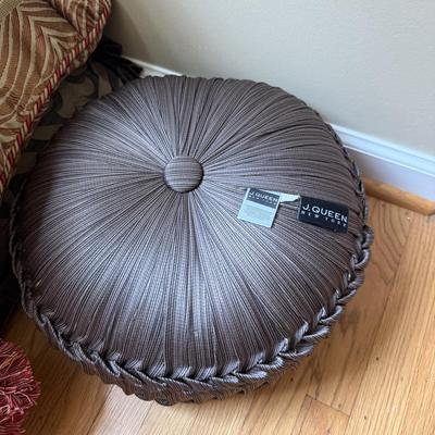 LOT 160U: Beautiful Pillows & Blankets