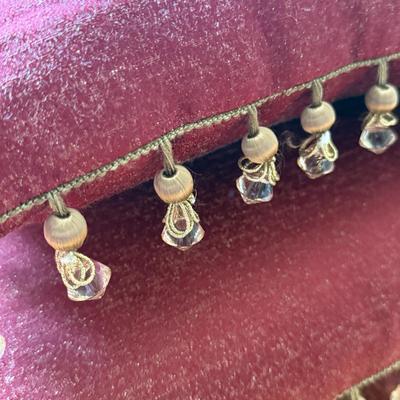 LOT 160U: Beautiful Pillows & Blankets