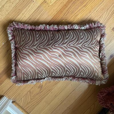 LOT 160U: Beautiful Pillows & Blankets