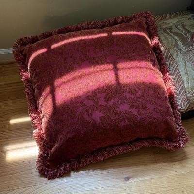 LOT 160U: Beautiful Pillows & Blankets